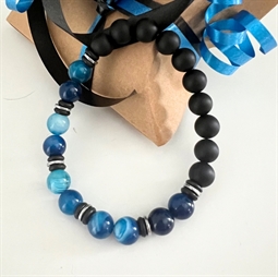 Unisex elastik armbånd med blå stripe agat og mat sort agat